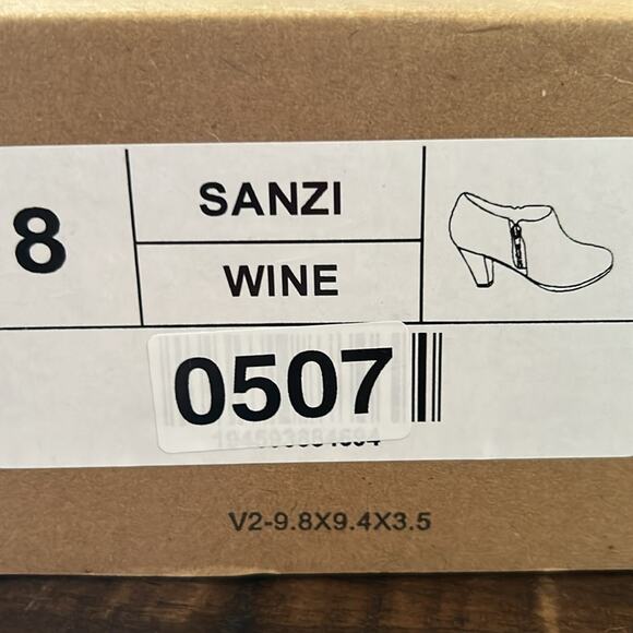 Journee Collection Sanzi Low Cut Ankle Booties Wine NEW Size 8 - Picture 10 of 10